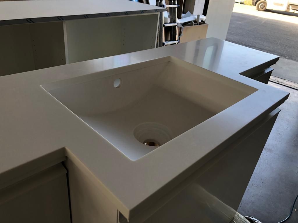 Un lavandino bianco con un buco in mezzo