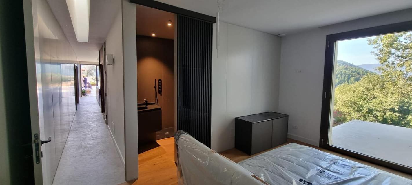 Una camera da letto con un divano e una grande finestra.