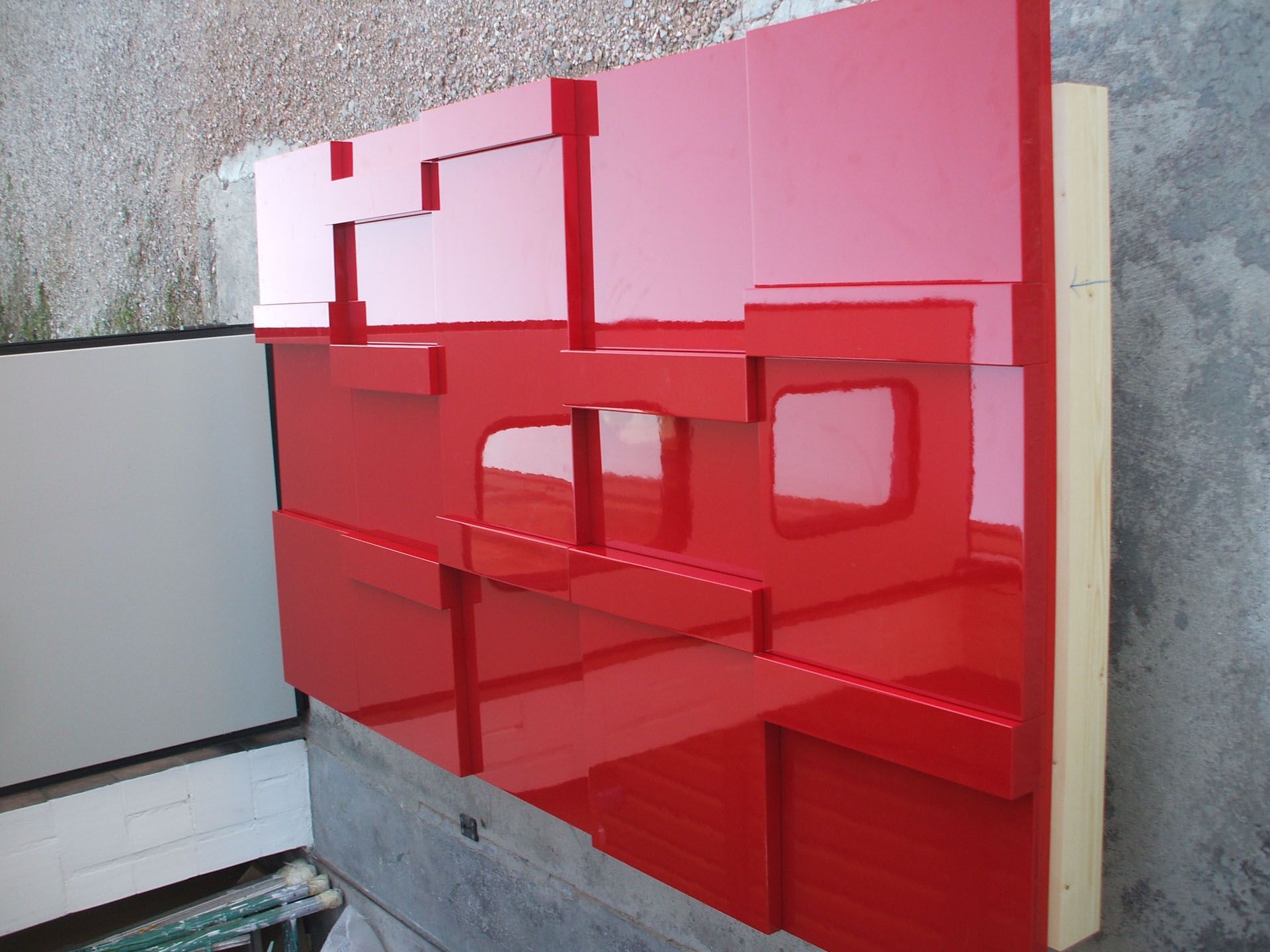 Un muro rosso con qualche buco