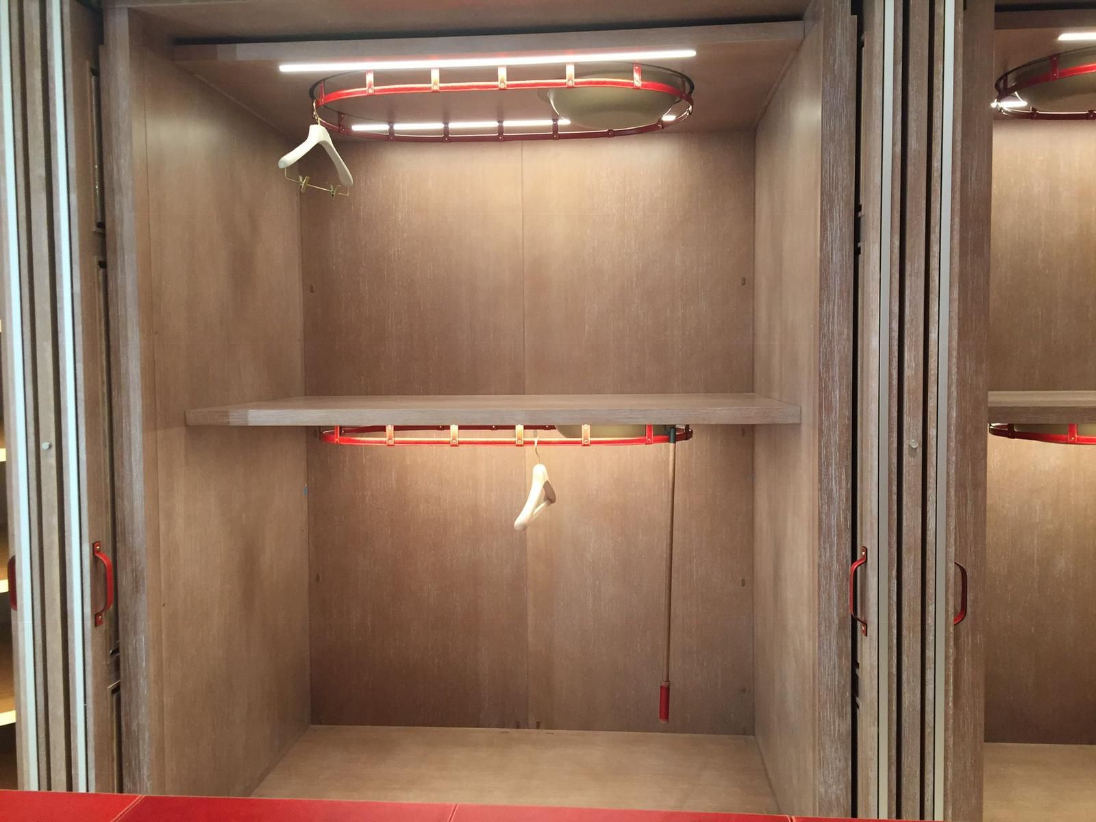 Un armadio vuoto con una luce rossa sul soffitto