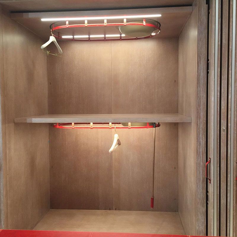 Un armadio vuoto con vestiti appesi al soffitto
