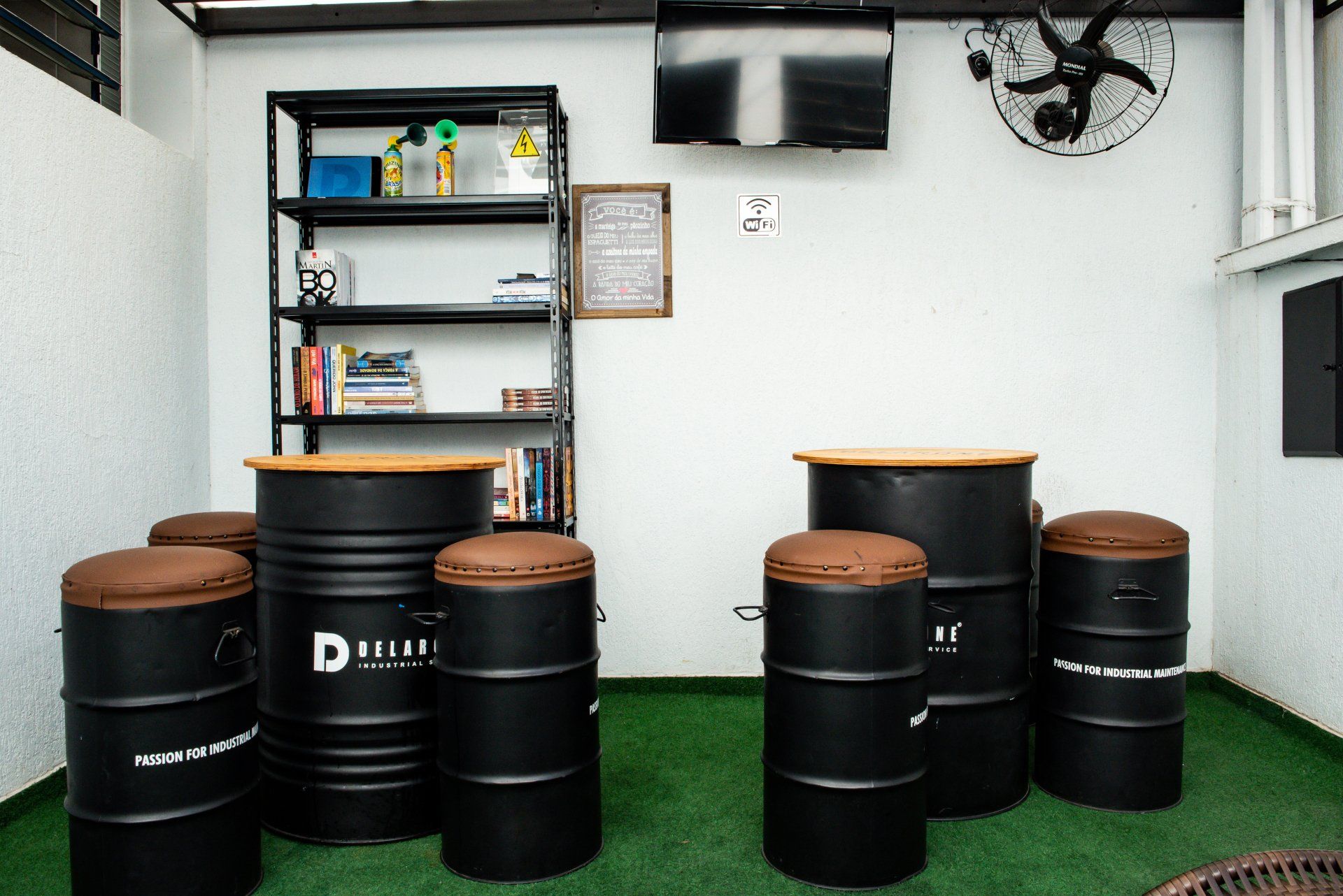 Uma sala com muitos barris e bancos pretos