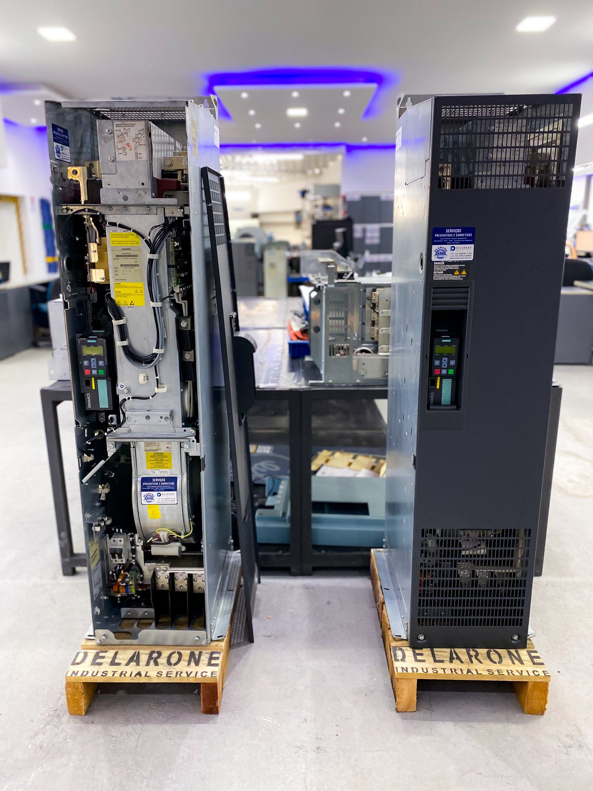 Duas máquinas estão sobre paletes de madeira em uma sala.