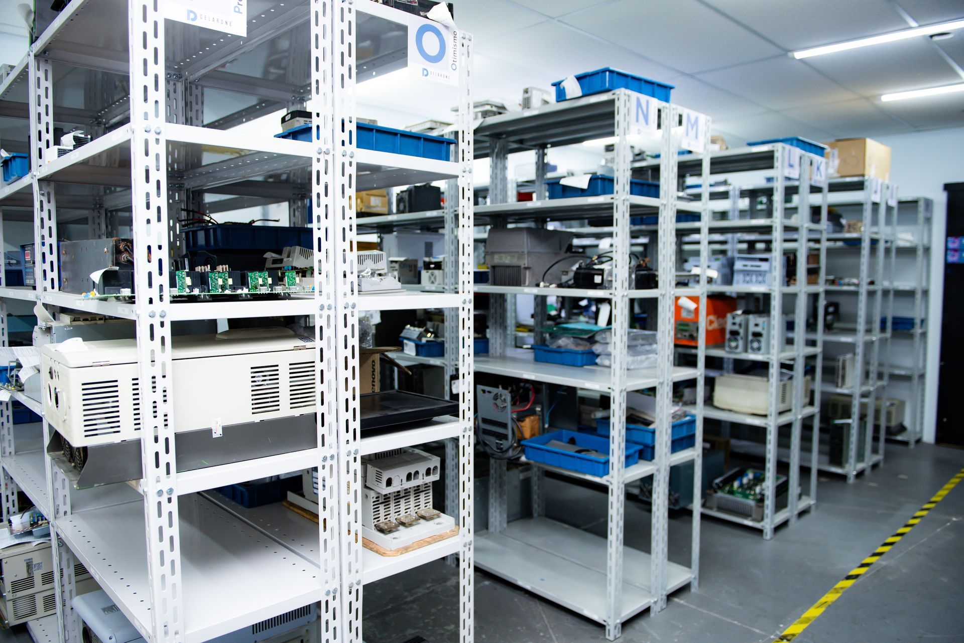 Um armazém cheio de prateleiras e caixas.