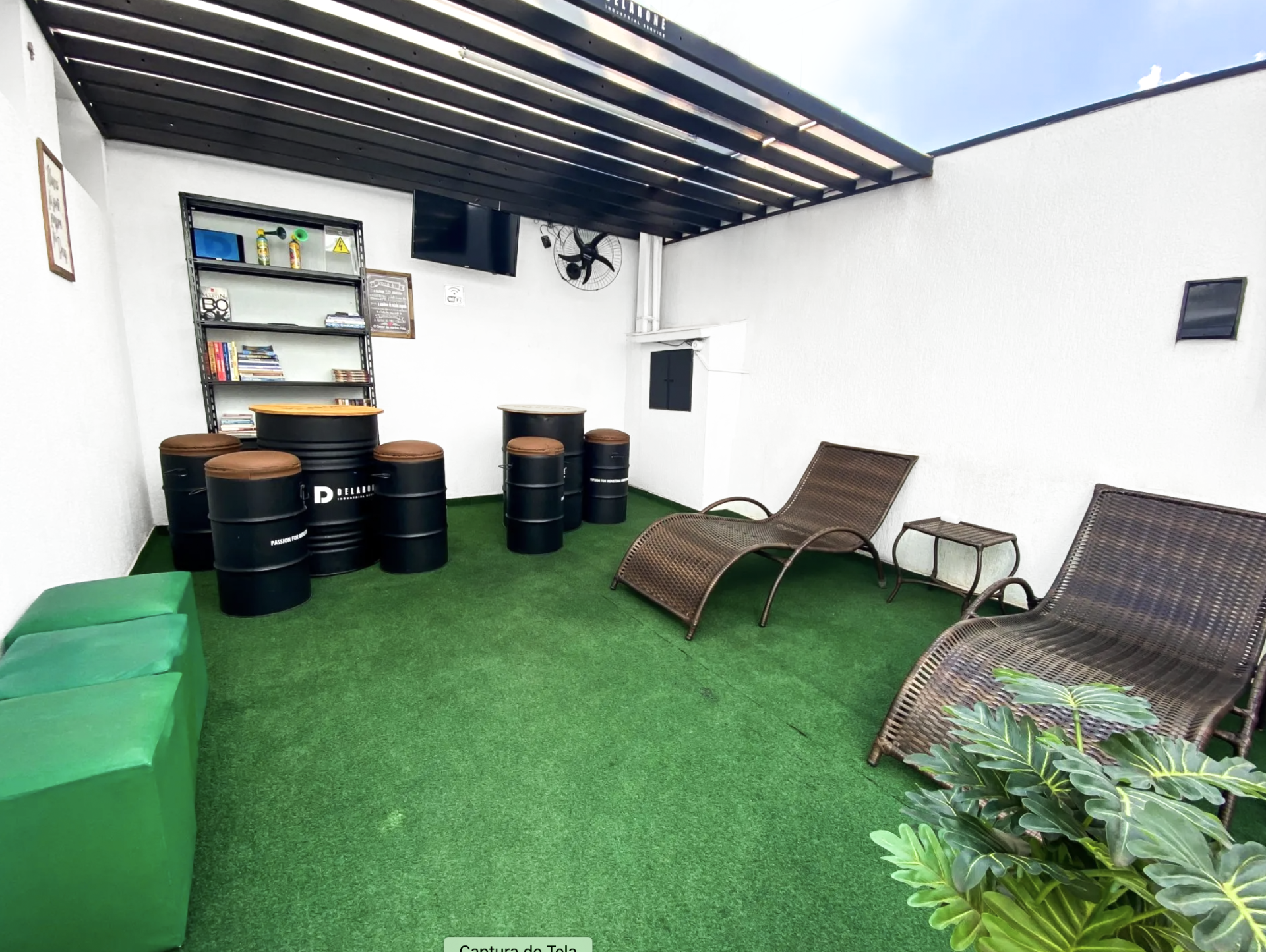 Uma sala com barris, cadeiras, bancos e uma prateleira.