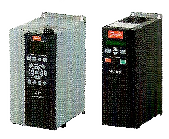 Duas caixas com um controle remoto estão lado a lado em um fundo branco.