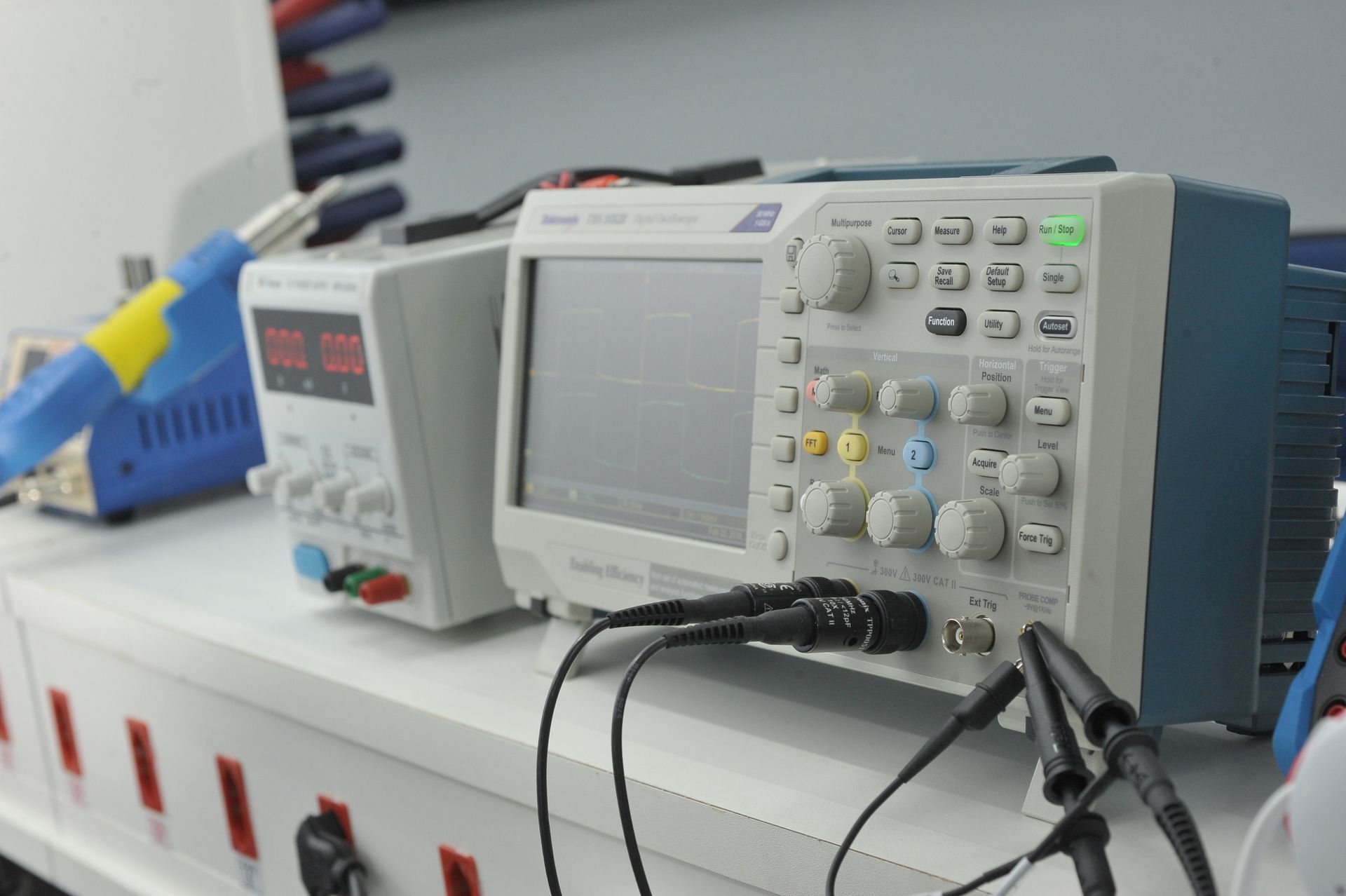 Um monte de dispositivos eletrônicos estão sobre uma mesa.