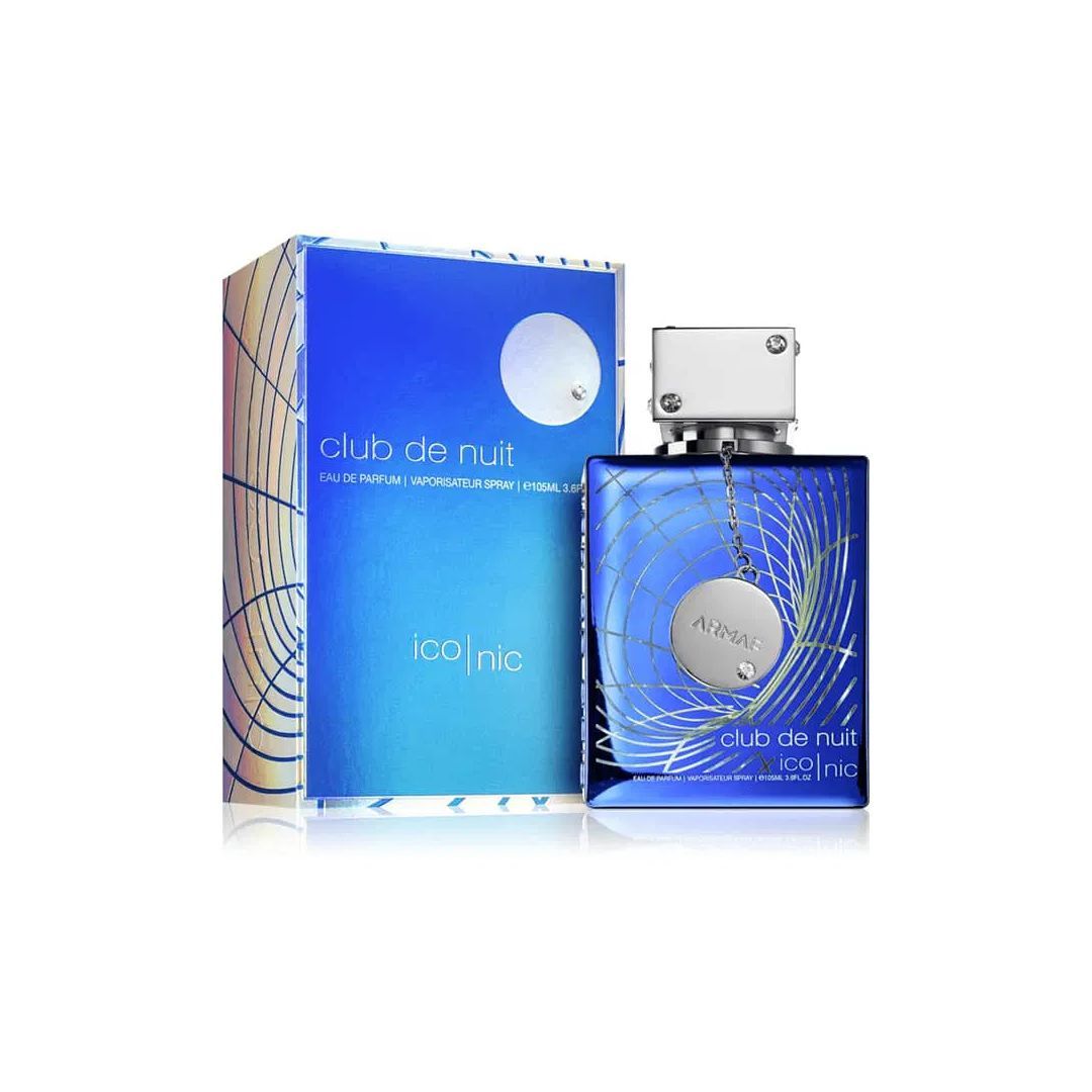 Frasco de perfume azul con tapón plateado y un colgante circular con la etiqueta "Armaf" que cuelga del cuello.