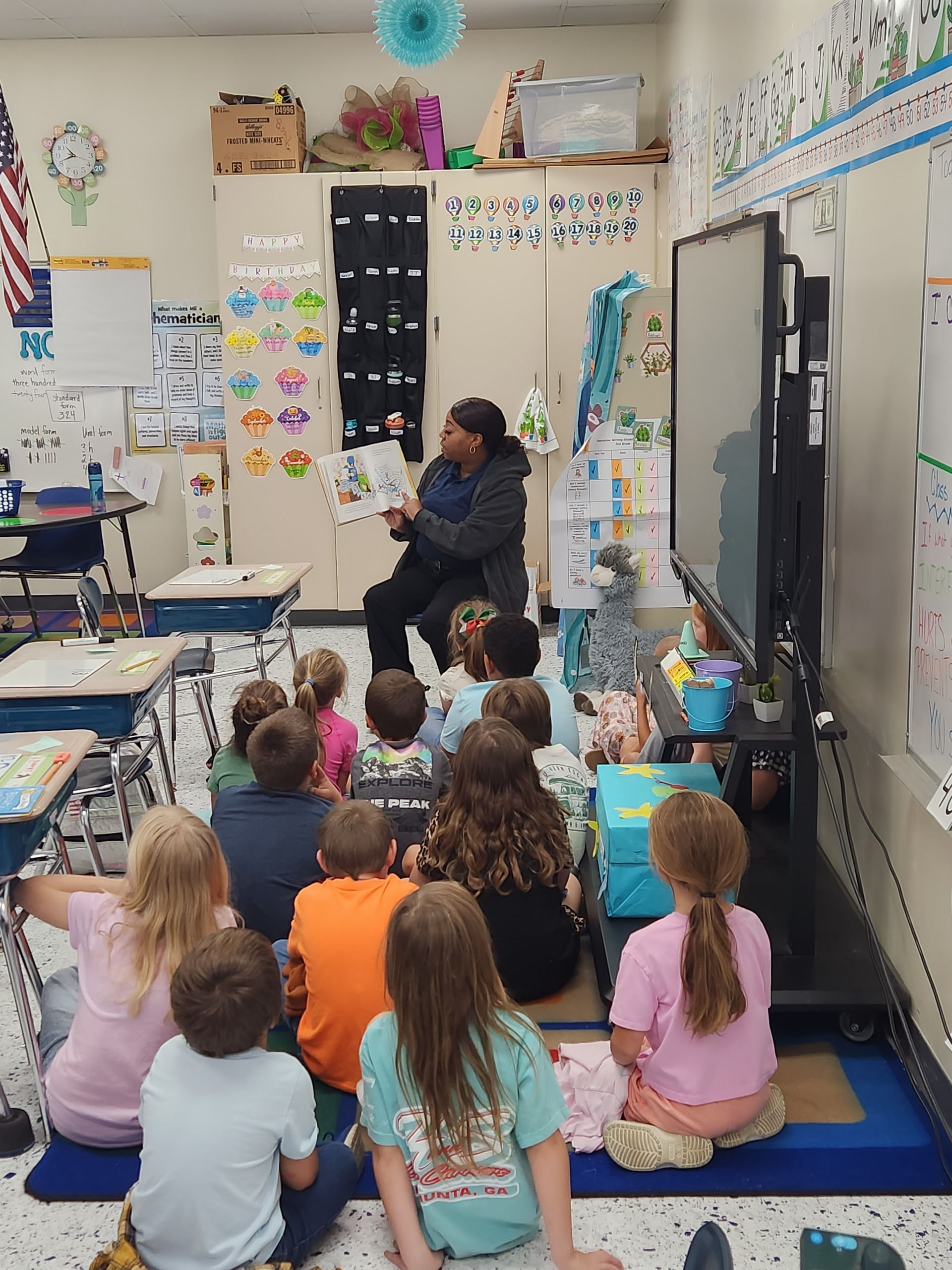 Officer Williams reading to 2nd graders