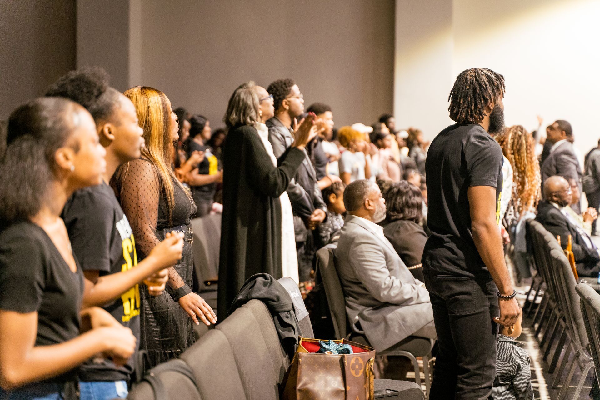 A group of people are sitting in chairs in a room.