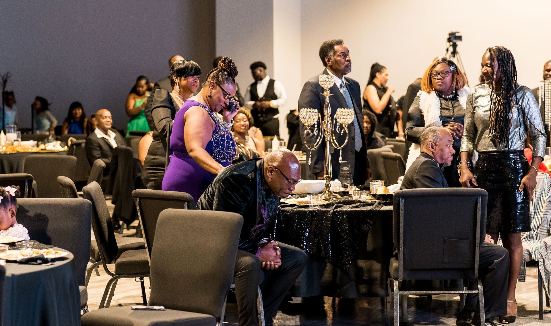 A group of people are sitting at tables in a room.
