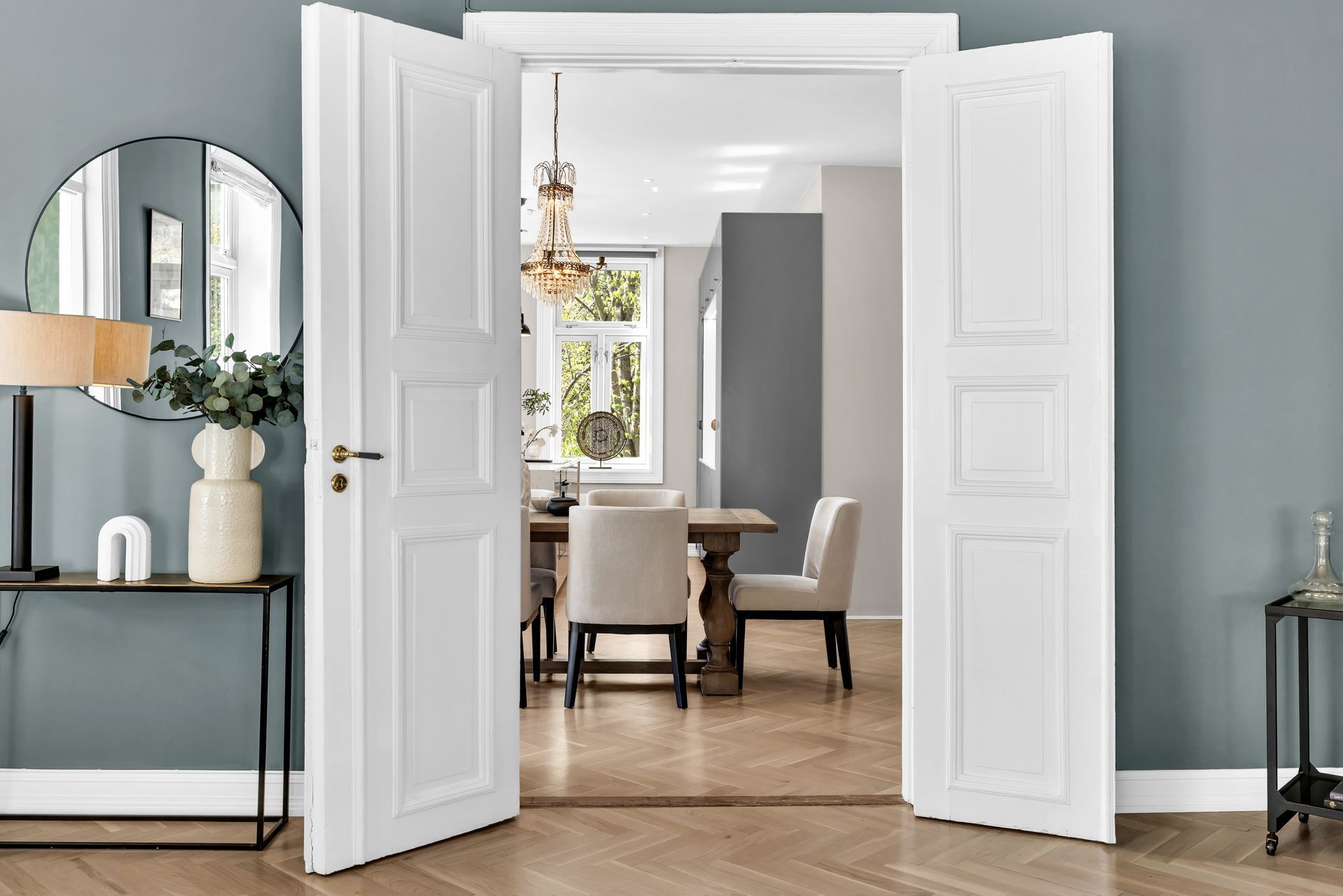 Lyst og moderne skandinavisk stueinteriør med naturlig lys, minimalistiske møbler og rolige fargeton