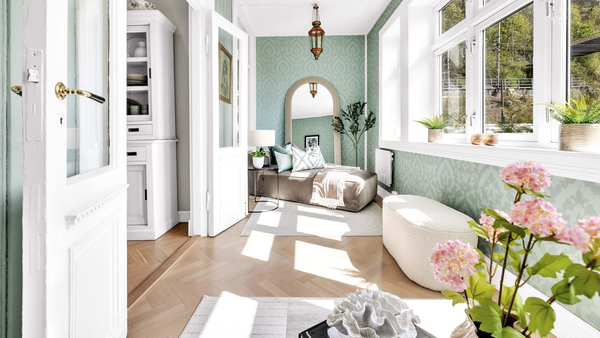 Lyst og moderne skandinavisk stueinteriør med naturlig lys, minimalistiske møbler og rolige fargetoner – perfekt eksempel på kvalitetsfoto fra standardpakken.