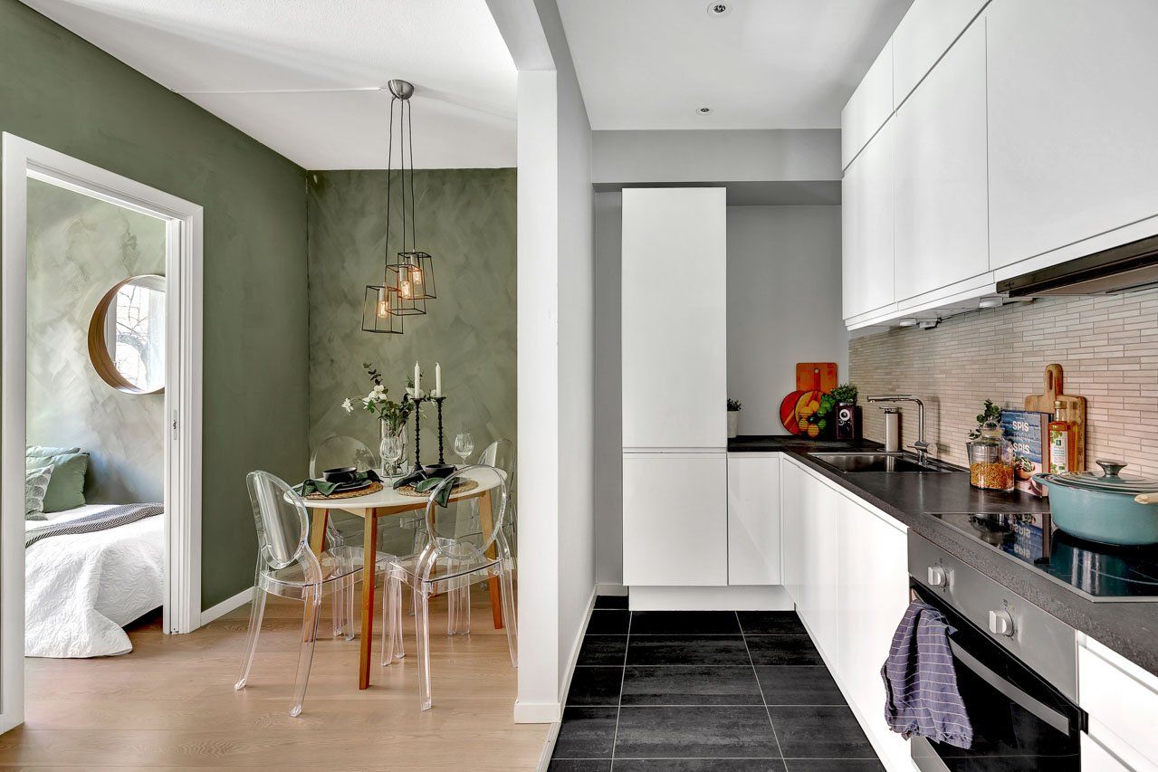 To boligstylister som flytter innredningen i en leilighet