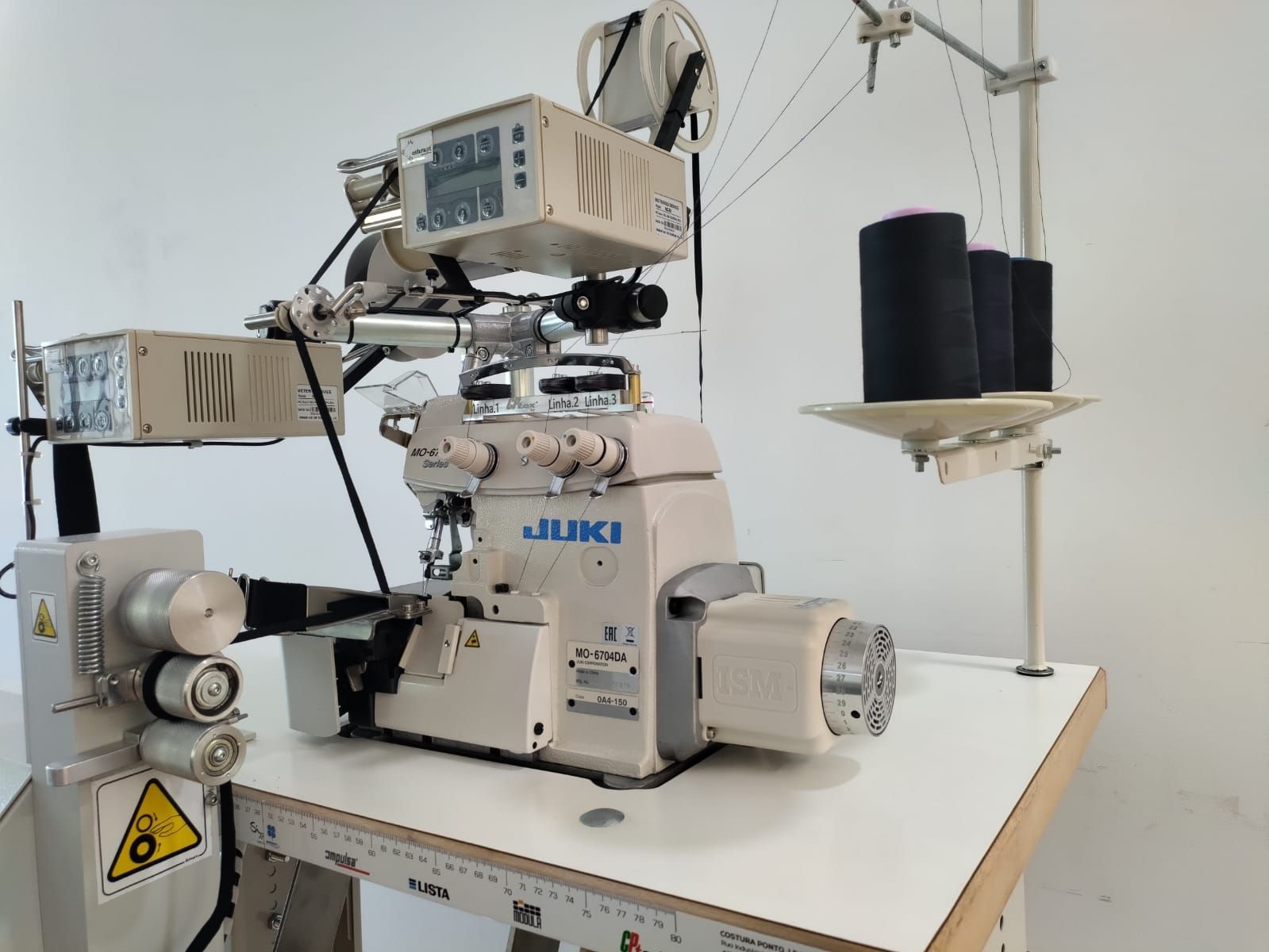 Equipamento automático para esparguete com puller electrónico frontal, sensores de linha, sensor de fita, sensor de elastico, contador de metros, alimentação de fita c/ tensão, alimentação de elástico c/ tensão, Juki MO6704, motor Servo ISM