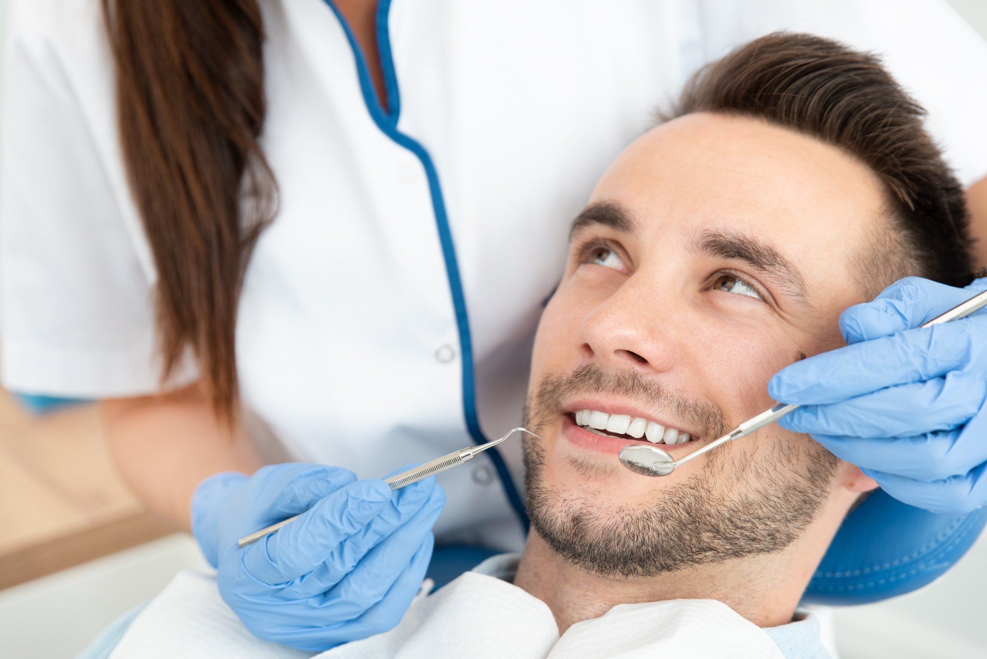 O que é implante dentário?