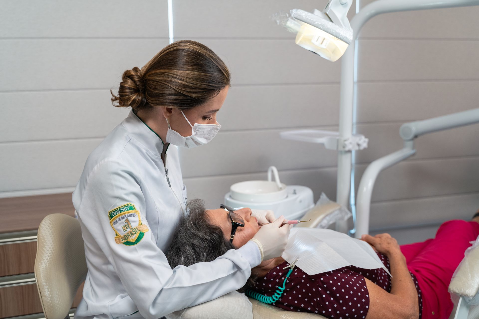 O que é implante dentário?