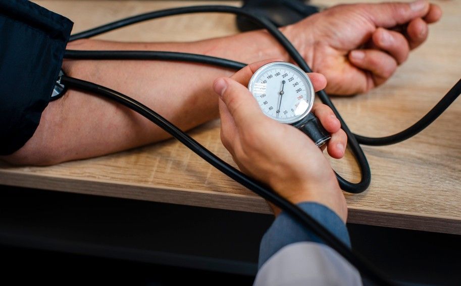 Como a pressão alta afeta a saúde bucal?