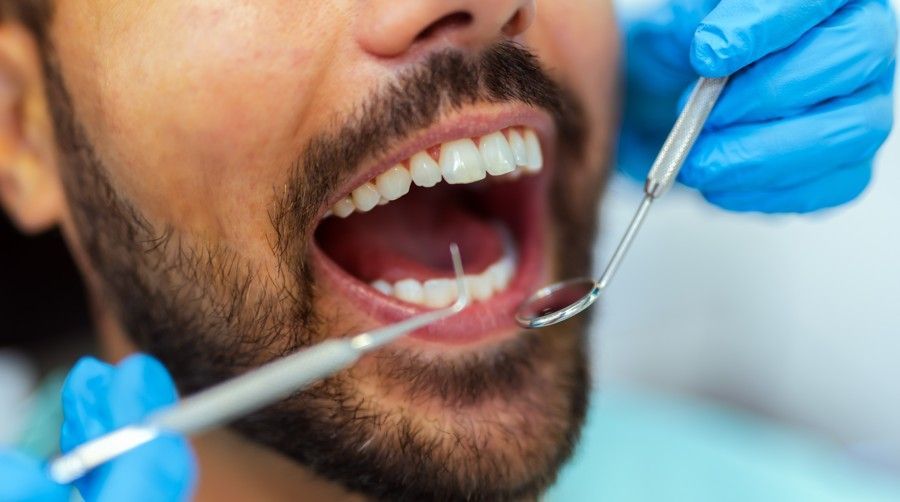 Saúde bucal no inverno: como evitar dentes sensíveis e boca seca