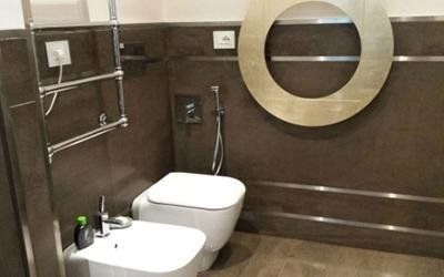 Bagno con rivestimento in marmo