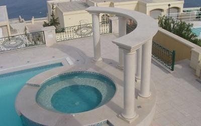 Piscina con colonne