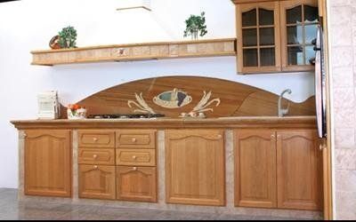 Cucina in legno e marmo