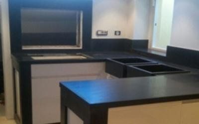 Cucina con pietra nera