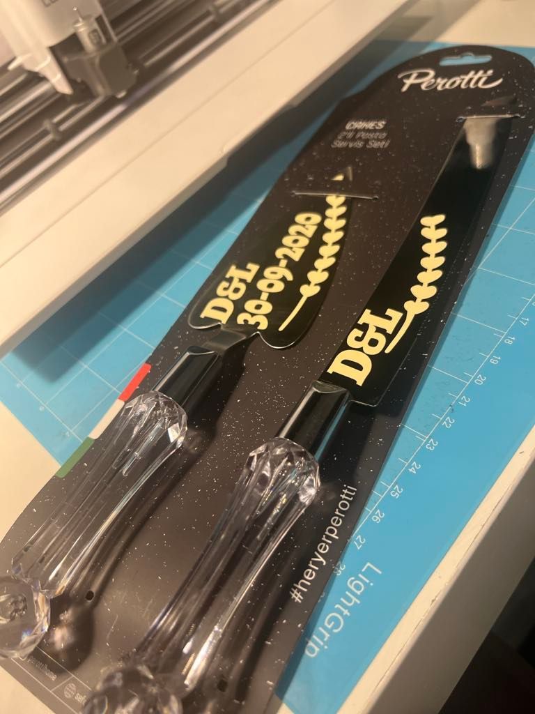 Gepersonaliseerde bruidstaart snijset met namen