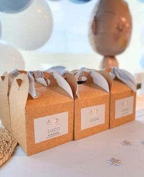 Er staan een aantal rode, appelvormige dozen op een tafel.