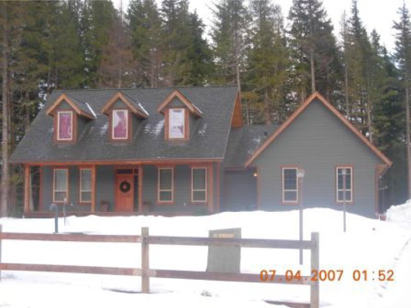 A photo of a house taken in 2007 shows the time as 01:52
