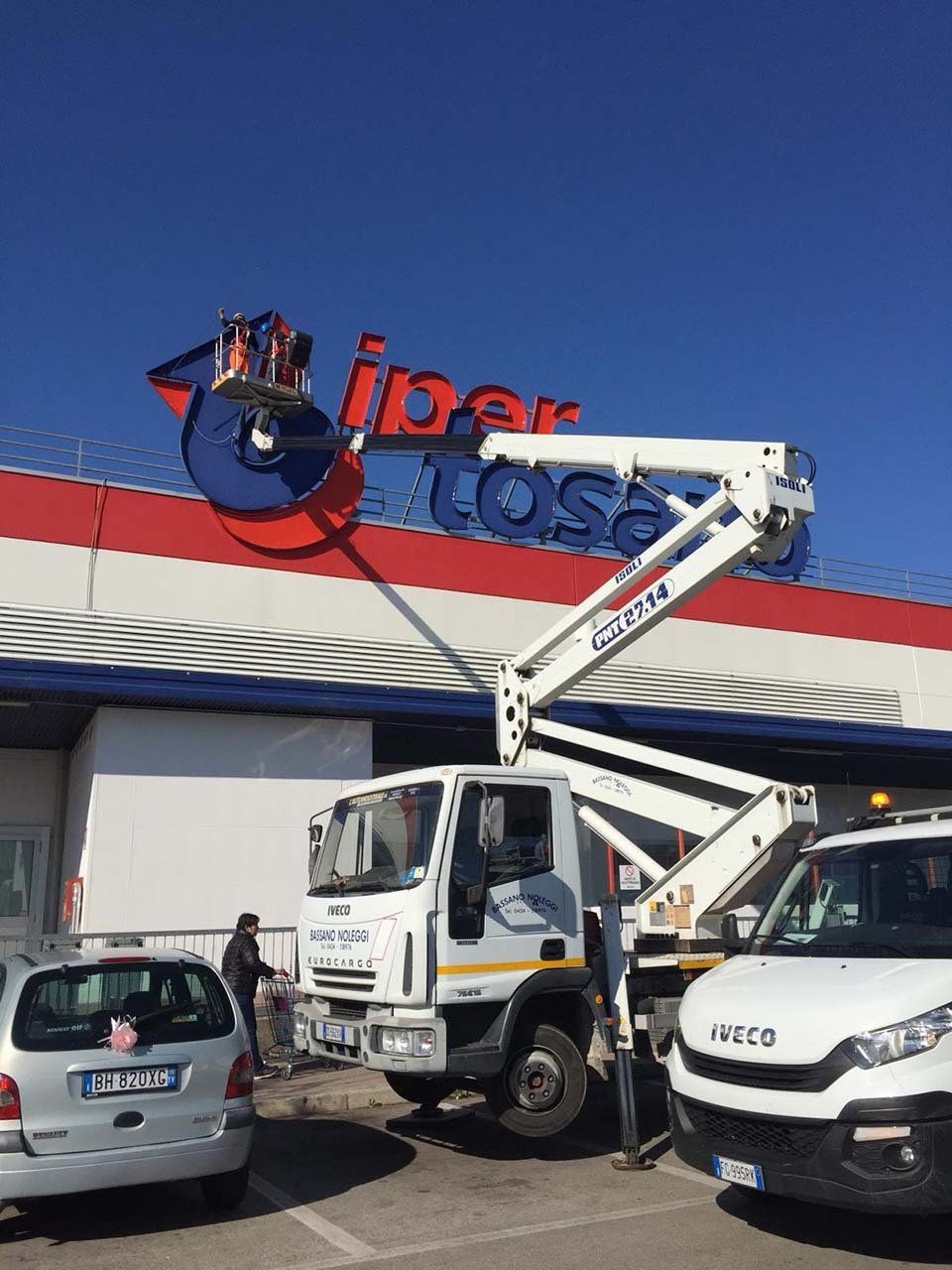 mezzo con piattaforma aerea mobile