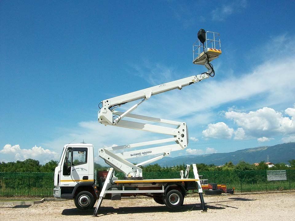 piattaforma aerea con piedi stabilizzatori