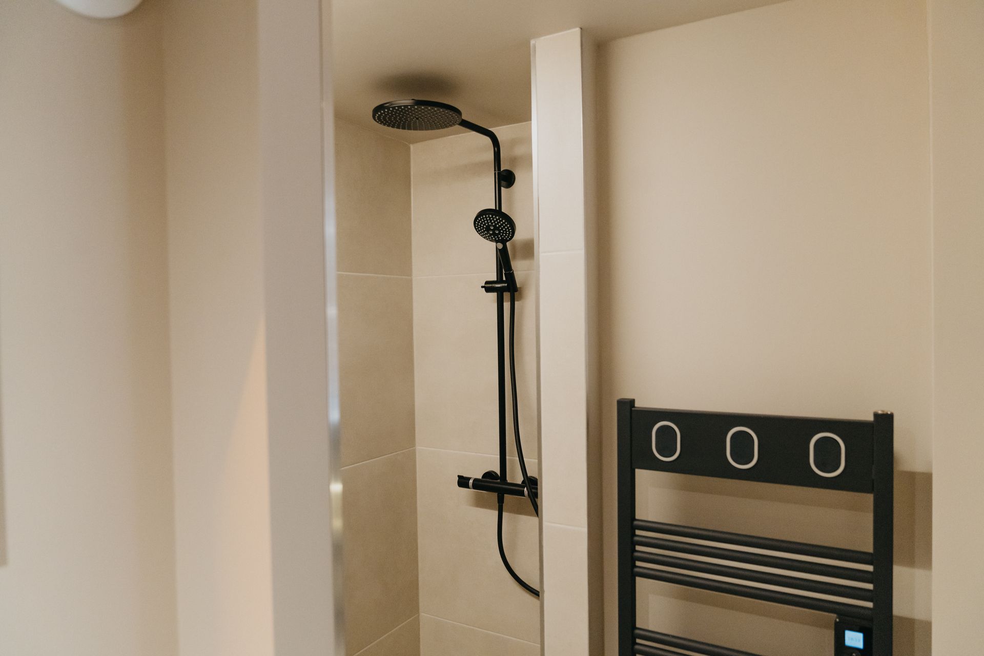 Une salle de bain avec douche et sèche-serviettes.