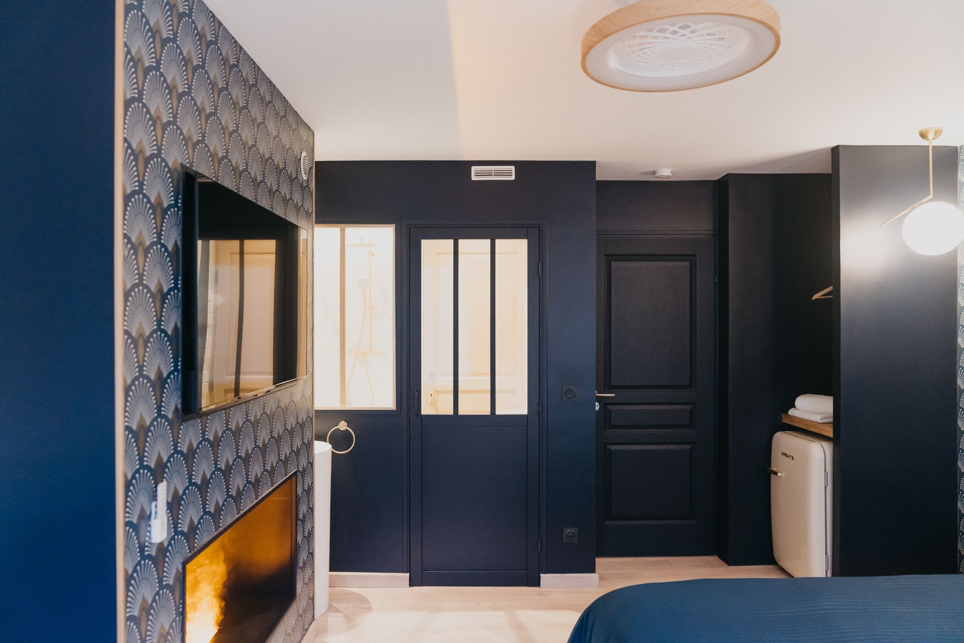 Il y a une cheminée au milieu de la pièce.