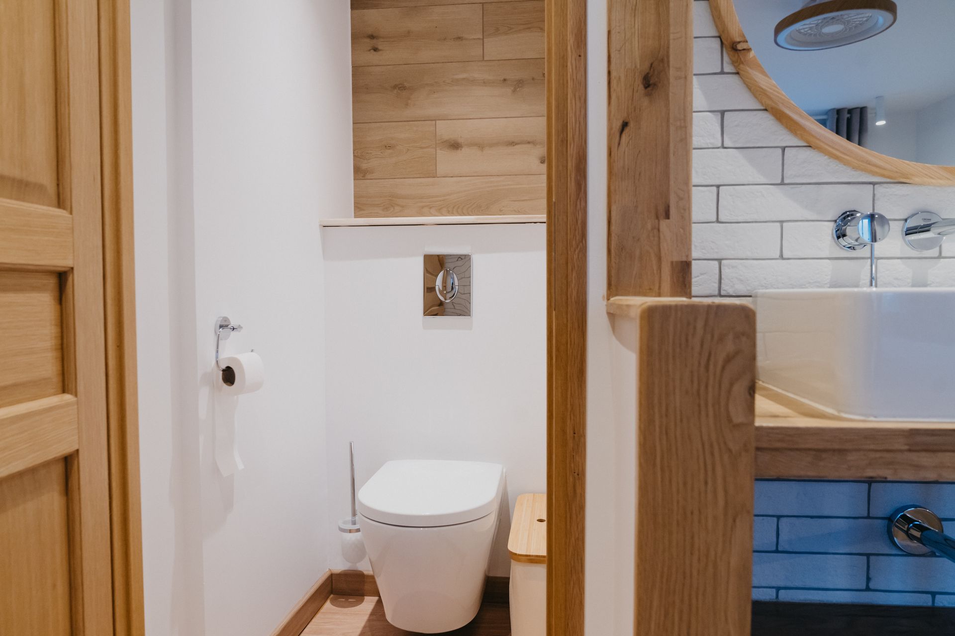 Une salle de bain avec WC, lavabo et miroir.