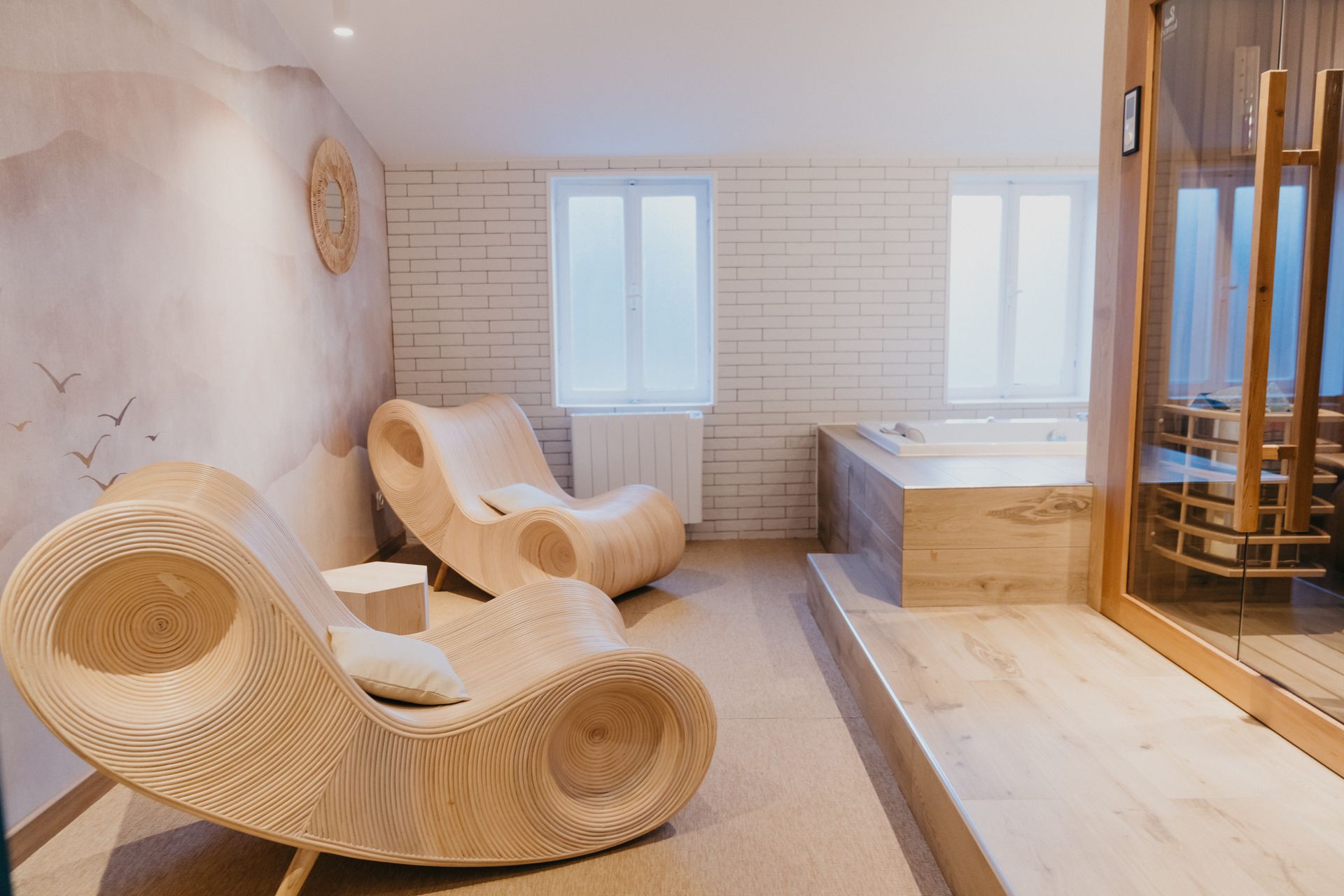 Deux chaises en bois sont assises dans une pièce à côté d'un sauna.