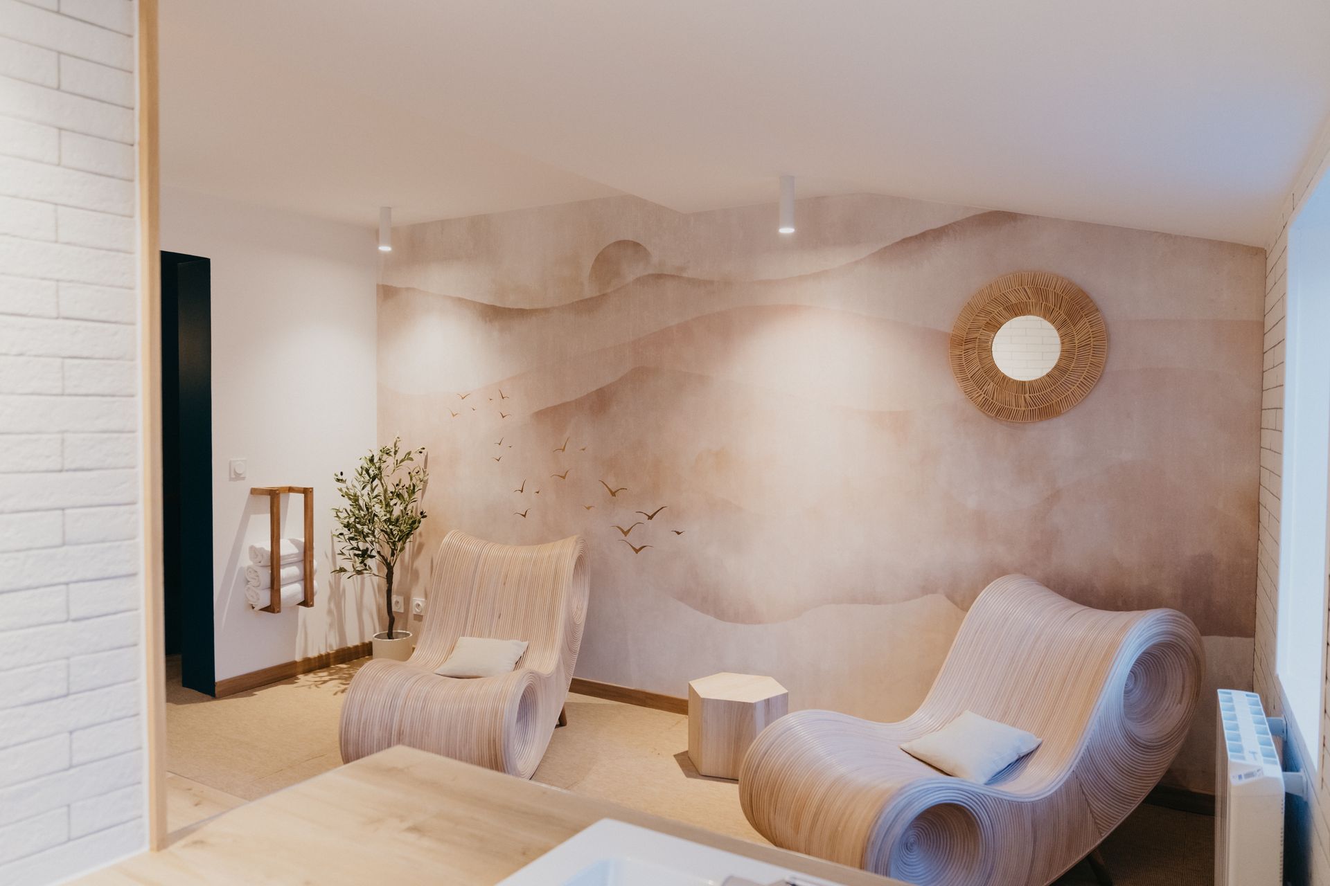 Une pièce avec deux chaises et une table dedans.