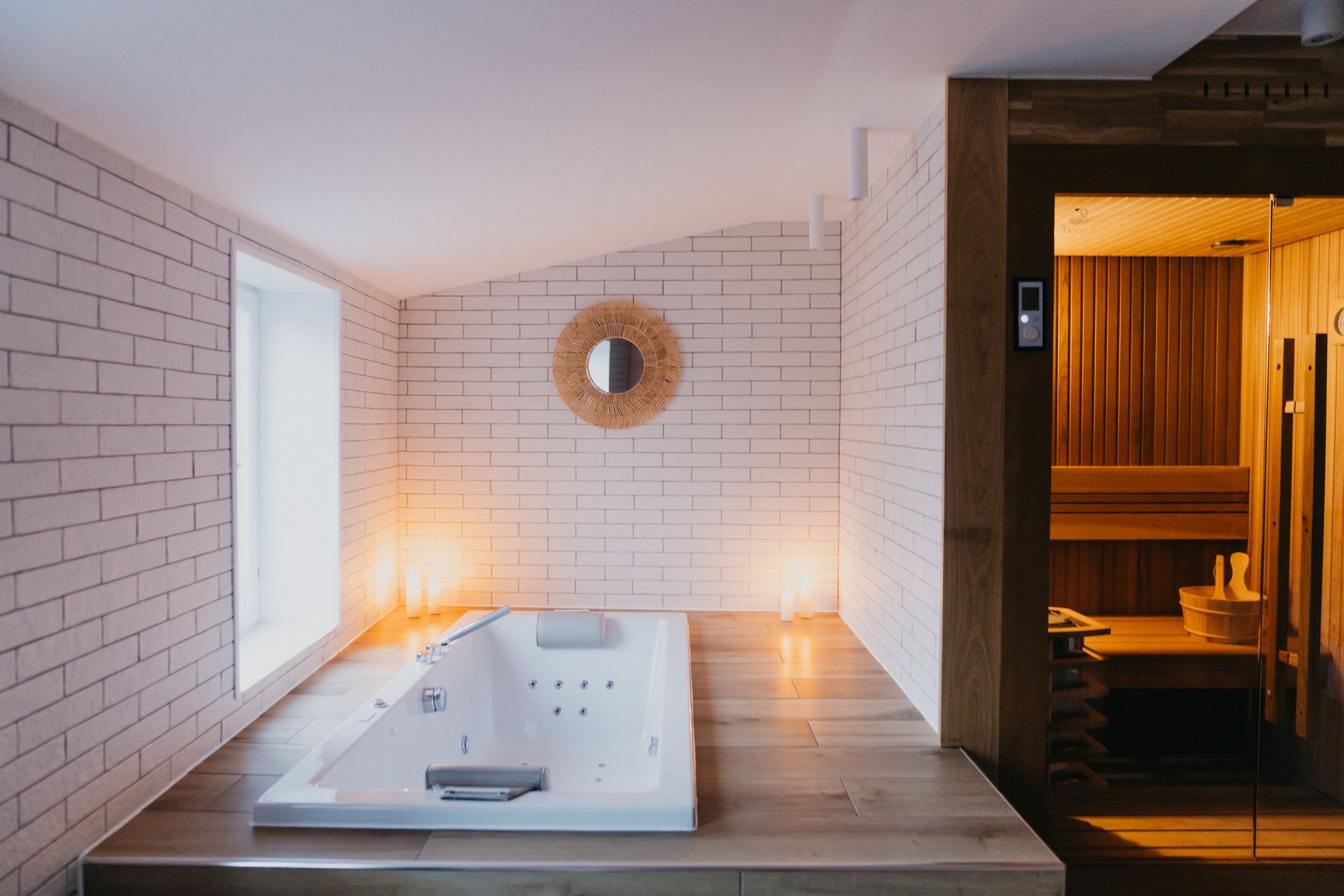 Une salle de bain avec baignoire jacuzzi et sauna.