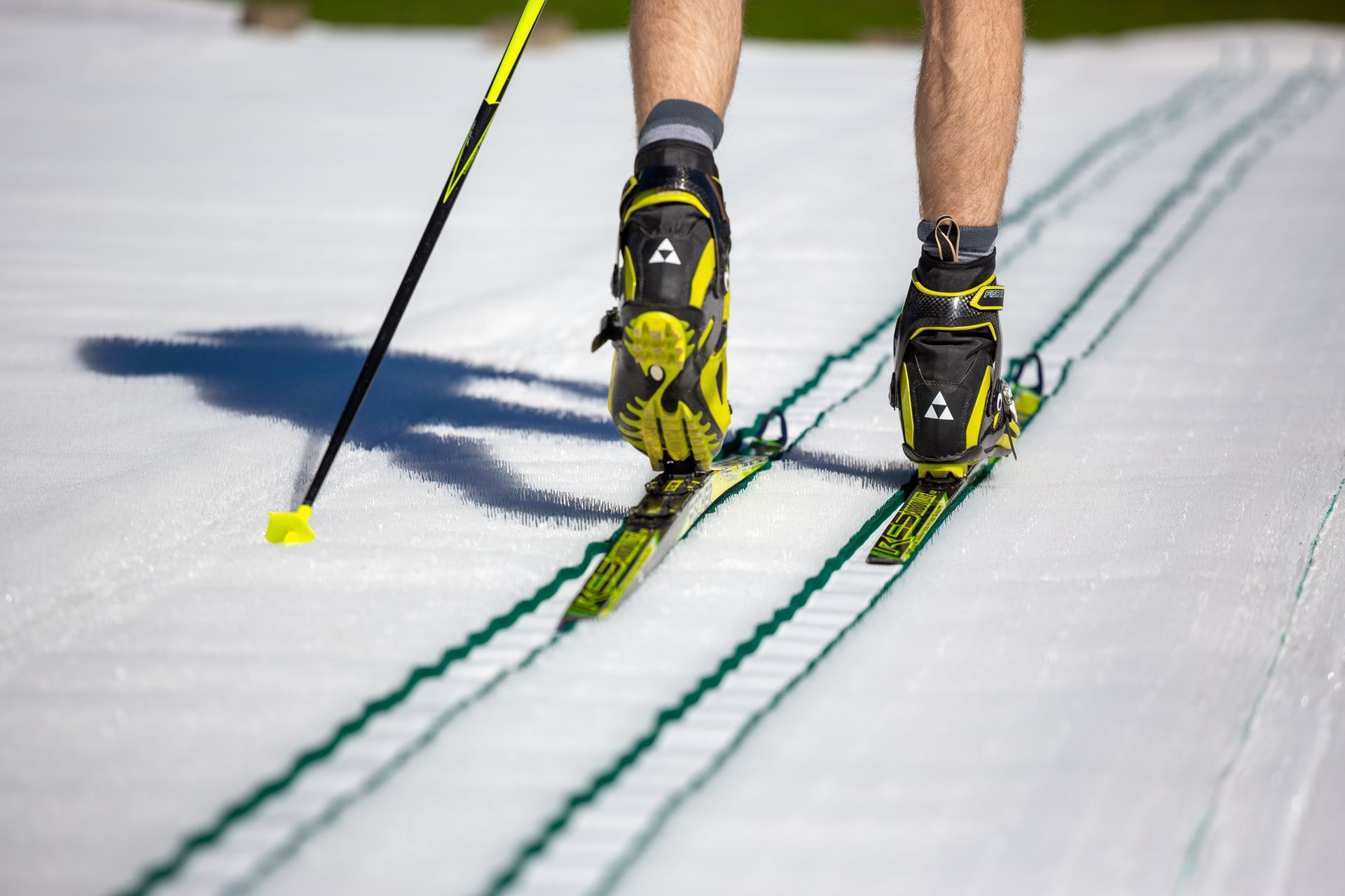 Skifahrer auf textiler Loipe