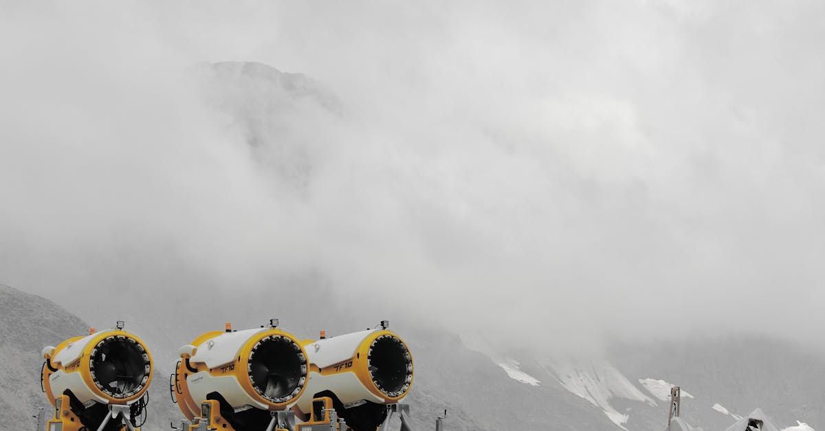 Schneekanonen in den Bergen zur künstlichen Beschneiung von Skipisten