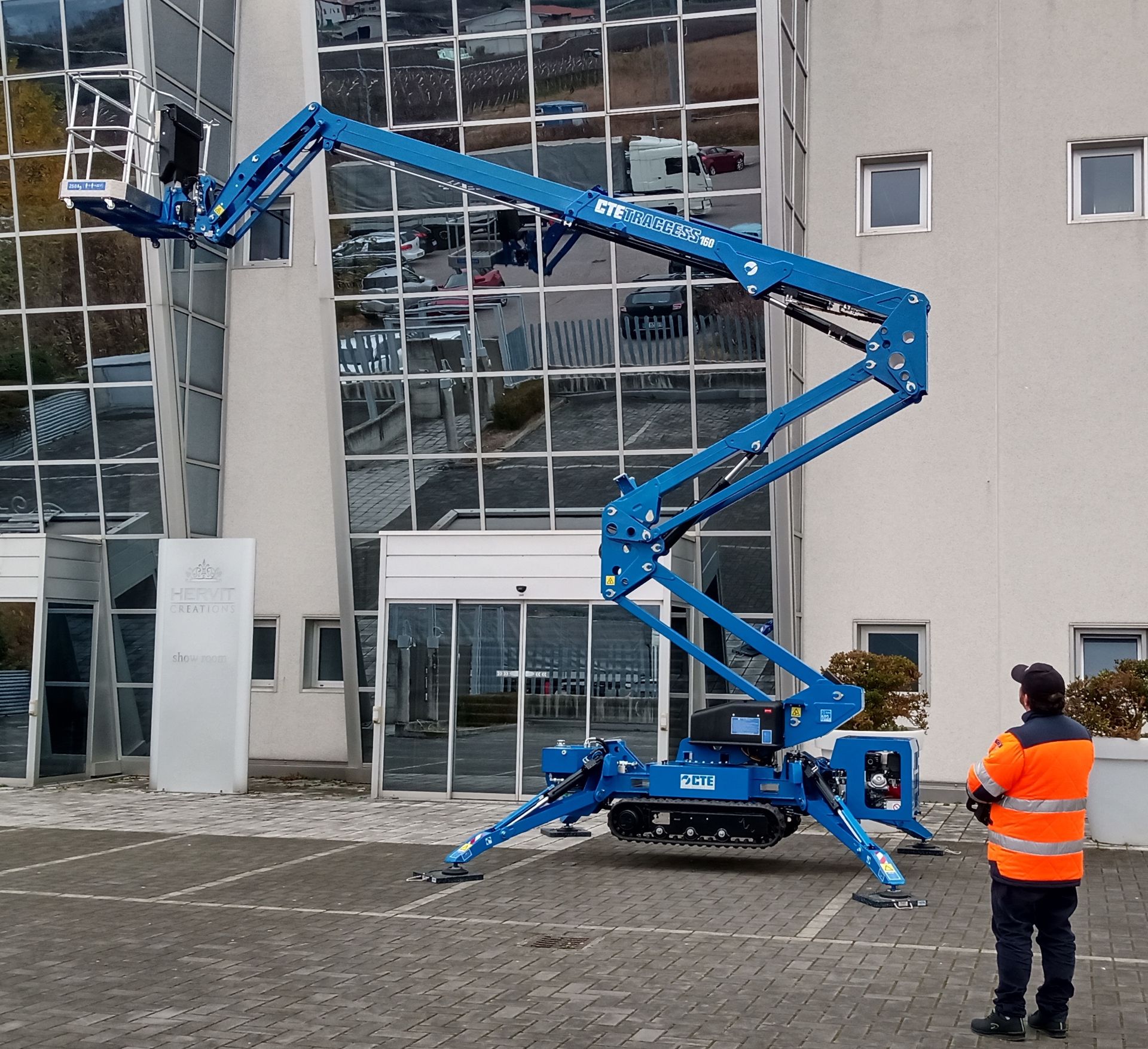 Aerial Lift solutions for facilities maintenance