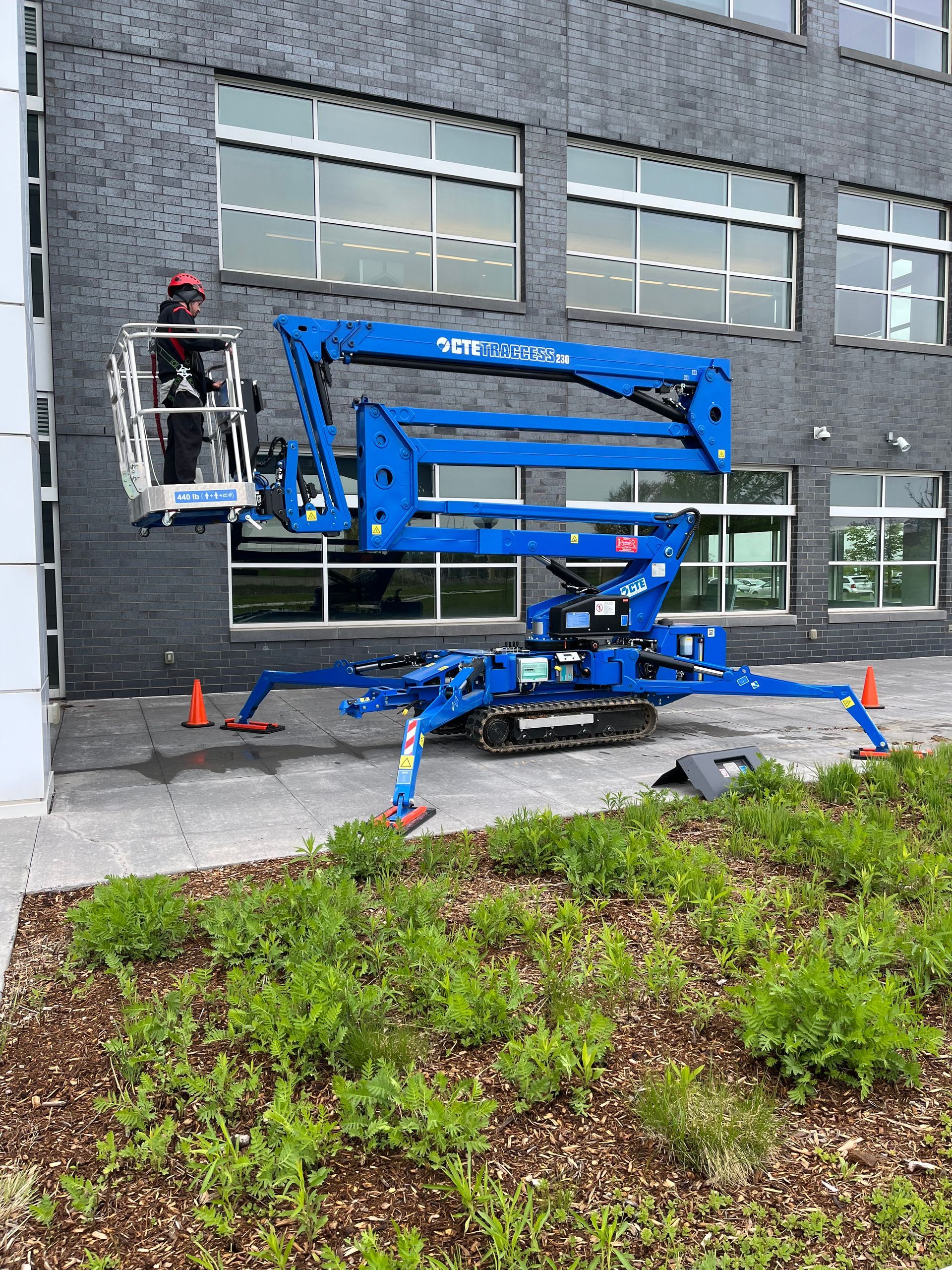 tracked aerial boom lifts for window cleaning companies