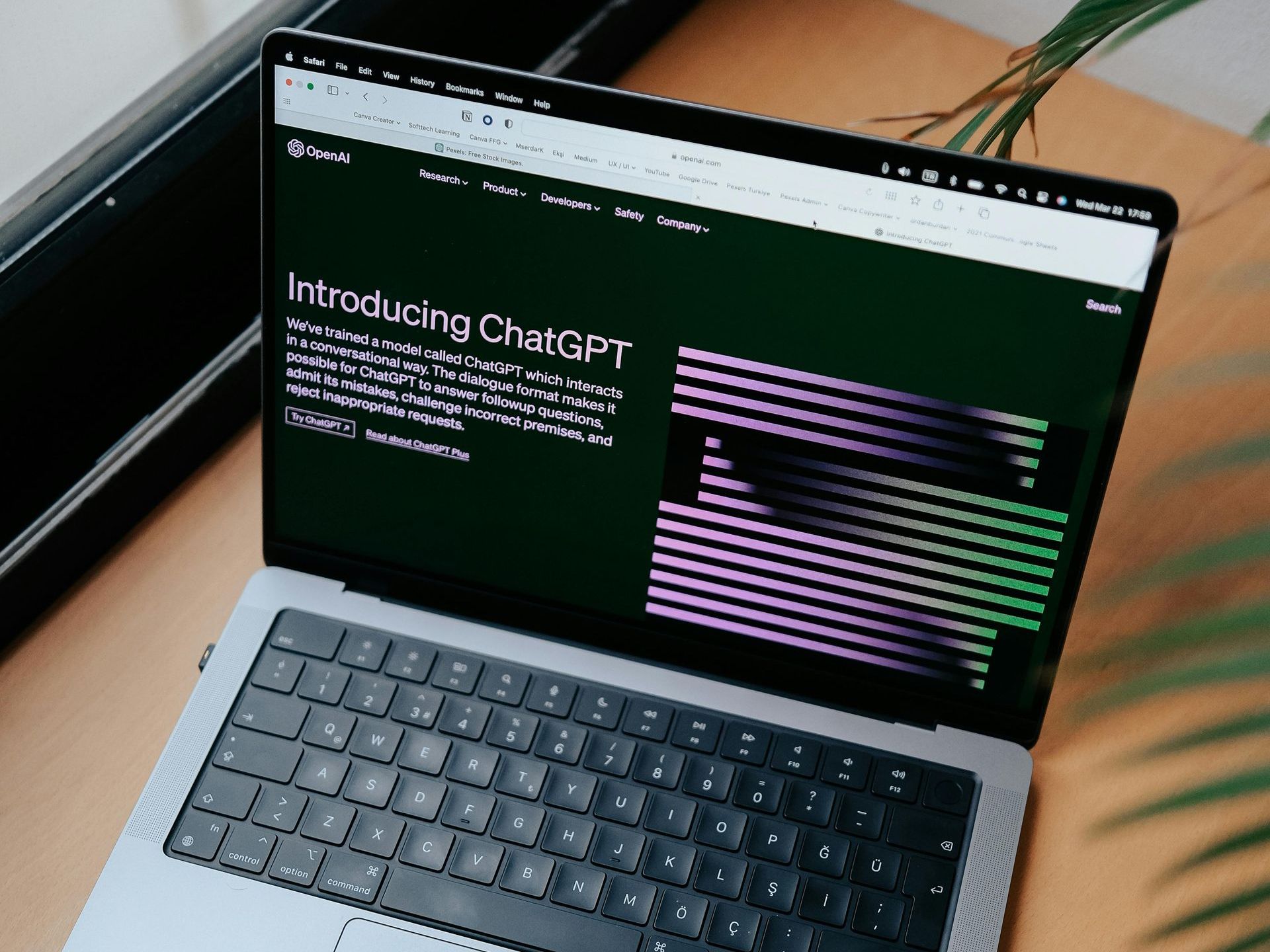 ChatGPT main screen suggesting keyword optimization and other SEO tasks that can be accomplished by AI