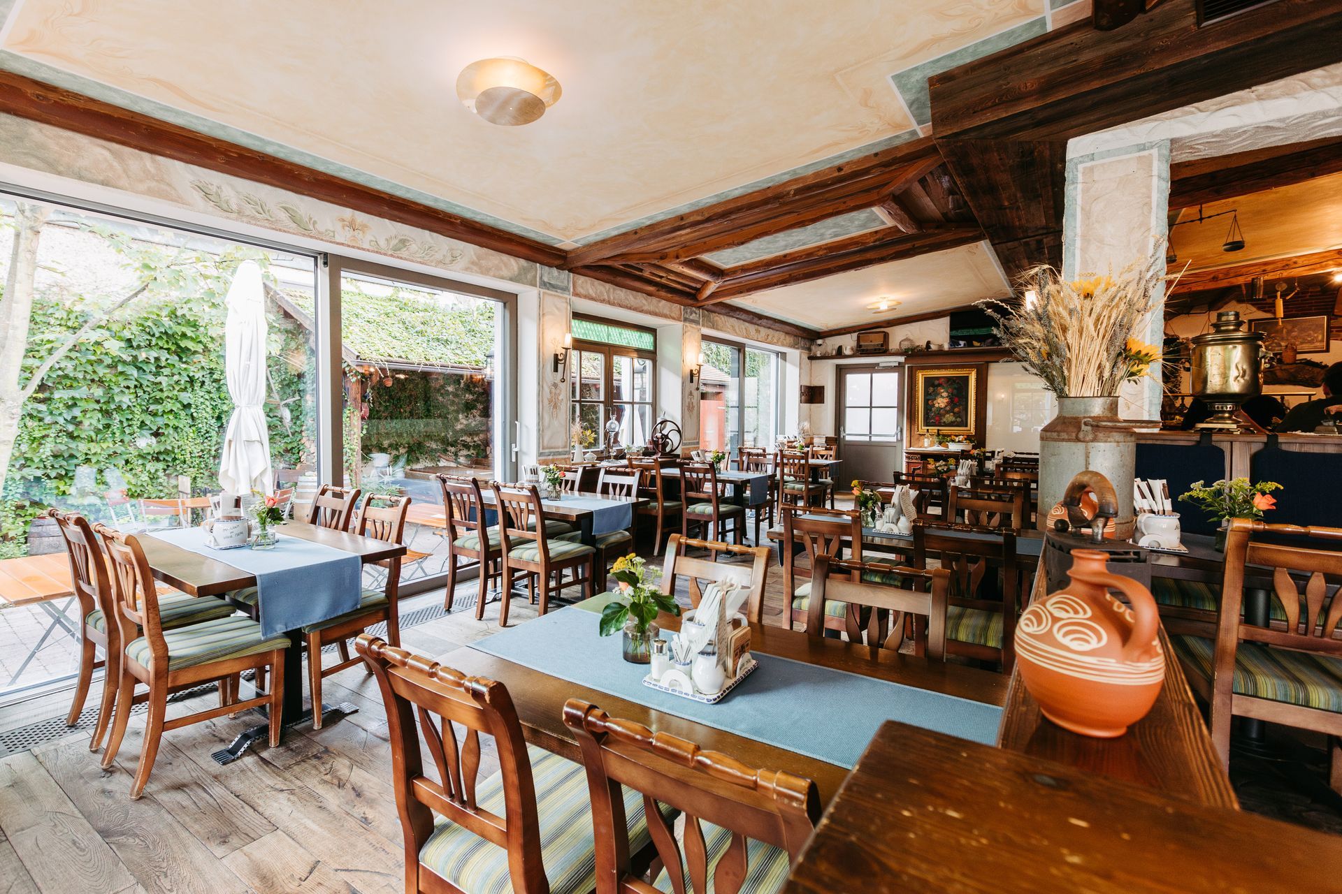 ein Restaurant mit vielen Tischen und Stühlen