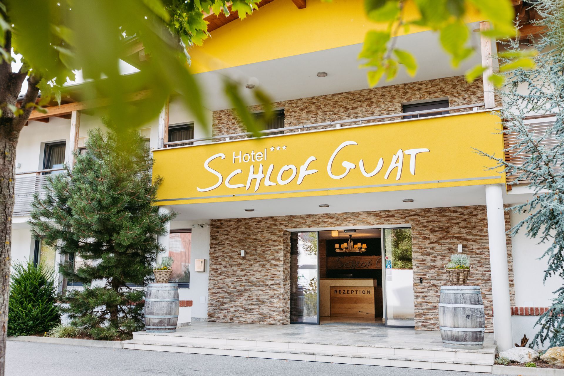 die Vorderseite des Hotels schloß guat