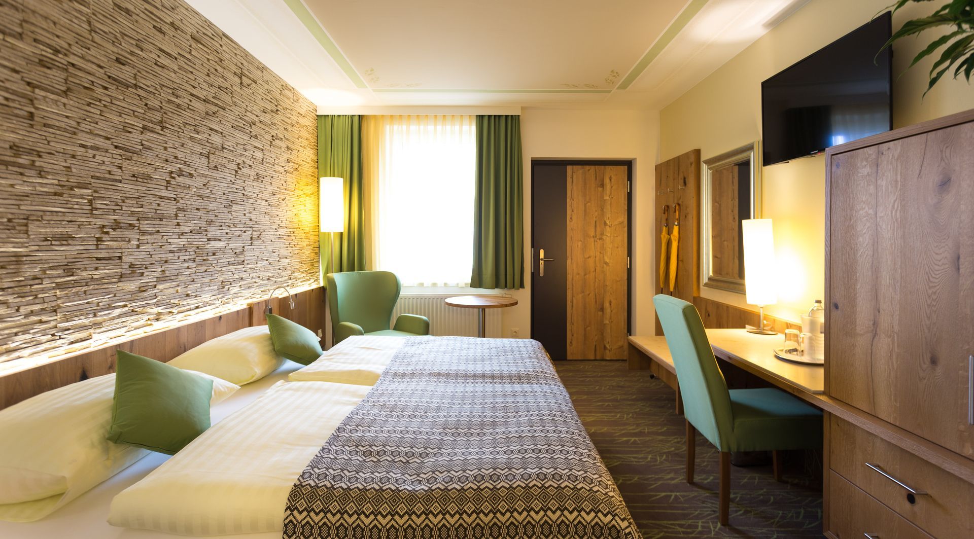 ein Hotelzimmer mit einem Bett und einem Stuhl