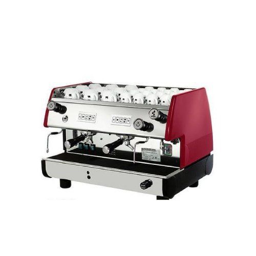 Una máquina de café roja y plateada con tazas sobre un fondo blanco.