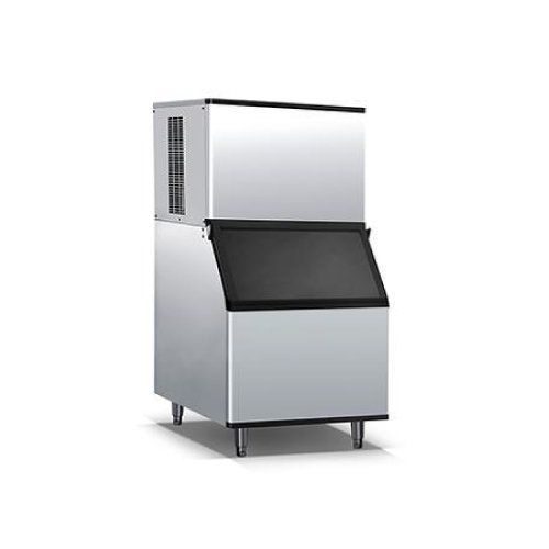 Una máquina de hielo de acero inoxidable está colocada sobre una superficie blanca.