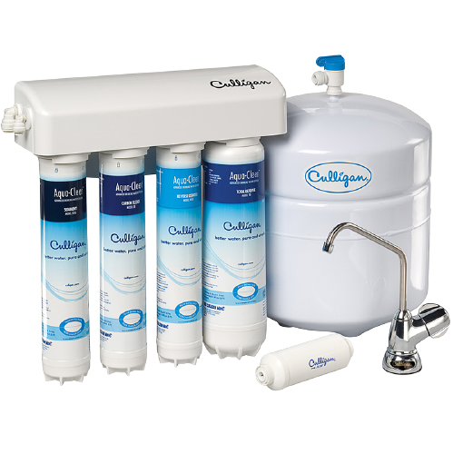 Un filtro de agua Culligan con cuatro filtros y un grifo.