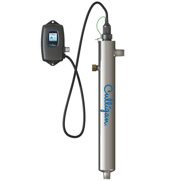 Un filtro de agua de acero inoxidable con un control remoto adjunto.